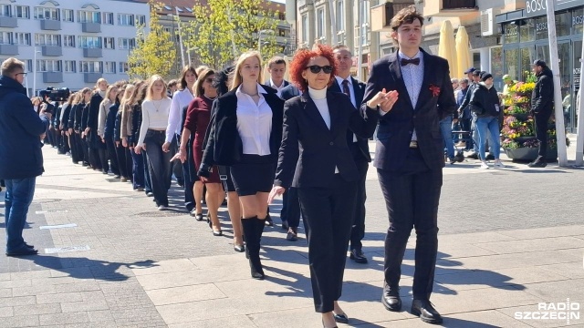 Fot. Joanna Maraszek [Radio Szczecin] Polonez przed maturami w centrum Świnoujścia [ZDJĘCIA]