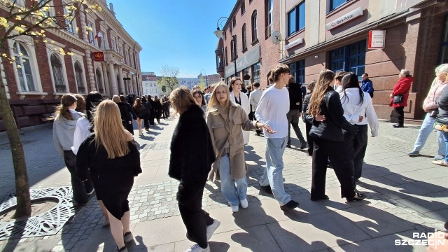 Fot. Joanna Maraszek [Radio Szczecin] Polonez przed maturami w centrum Świnoujścia [ZDJĘCIA]