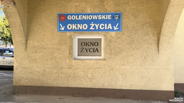 Fot. Weronika Łyczywek [Radio Szczecin] W goleniowskim oknie życia pozostawiono chłopca [ZDJĘCIA]