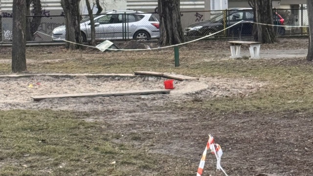 Fot. Słuchaczka, Pani Natalia Miasto pracuje nad remontem placu zabaw przy przedszkolu Ekolandia [ZDJĘCIA]