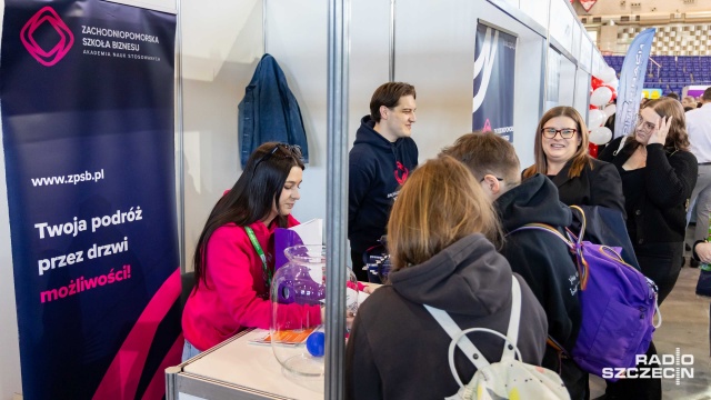Fot. Robert Stachnik [Radio Szczecin] Na chętnych czeka 80 pracodawców. Trwają szczecińskie Targi Pracy [ZDJĘCIA]