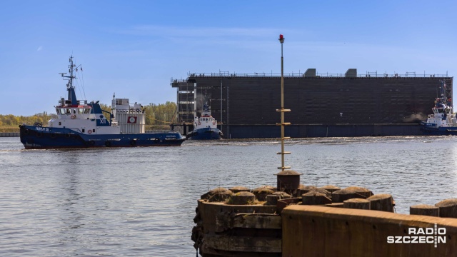 Fot. Robert Stachnik [Radio Szczecin] Zwodowano drugi moduł doku w Stoczni "Wulkan" [WIDEO, ZDJĘCIA]