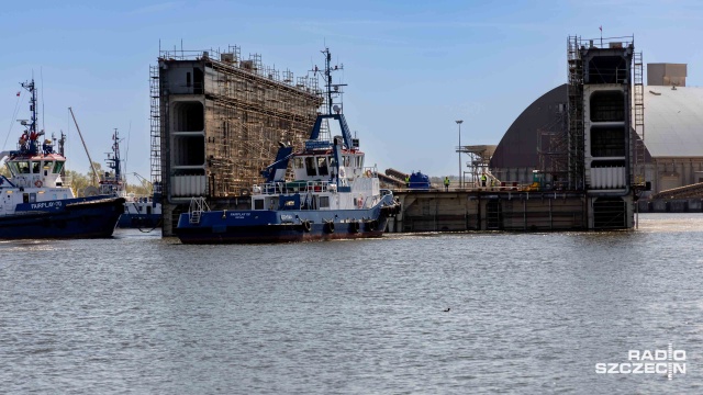 Fot. Robert Stachnik [Radio Szczecin] Zwodowano drugi moduł doku w Stoczni "Wulkan" [WIDEO, ZDJĘCIA]