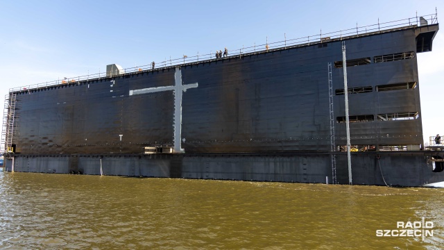 Fot. Robert Stachnik [Radio Szczecin] Zwodowano drugi moduł doku w Stoczni "Wulkan" [WIDEO, ZDJĘCIA]