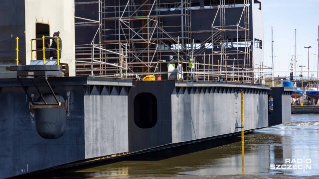Fot. Robert Stachnik [Radio Szczecin] Zwodowano drugi moduł doku w Stoczni "Wulkan" [WIDEO, ZDJĘCIA]