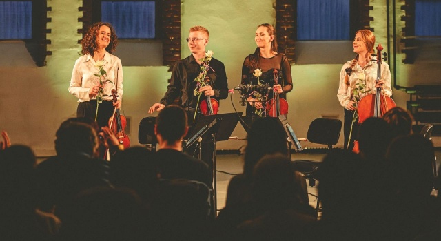 Neuma Quartet przyjmuje owacyjne brawa publiczności. Fot. Hubert Grygielewicz [Materiały prasowe Baltic Neopolis Orchestra] Sympozjum Kompozytorów zwieńczone pięcioma prapremierami. 8. Festiwal Szczecin Classic [ZDJĘCIA]