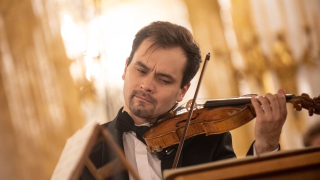 Janusz Wawrowski gra na skrzypcach Antonio Stradivariusa zbudowanych w 1685 roku. Fot. Kinga Karpati, Daniel Zarewicz Wirtuozowskie zakończenie 8. Festiwalu Szczecin Classic w Złotej Sali Filharmonii [ZDJĘCIA]