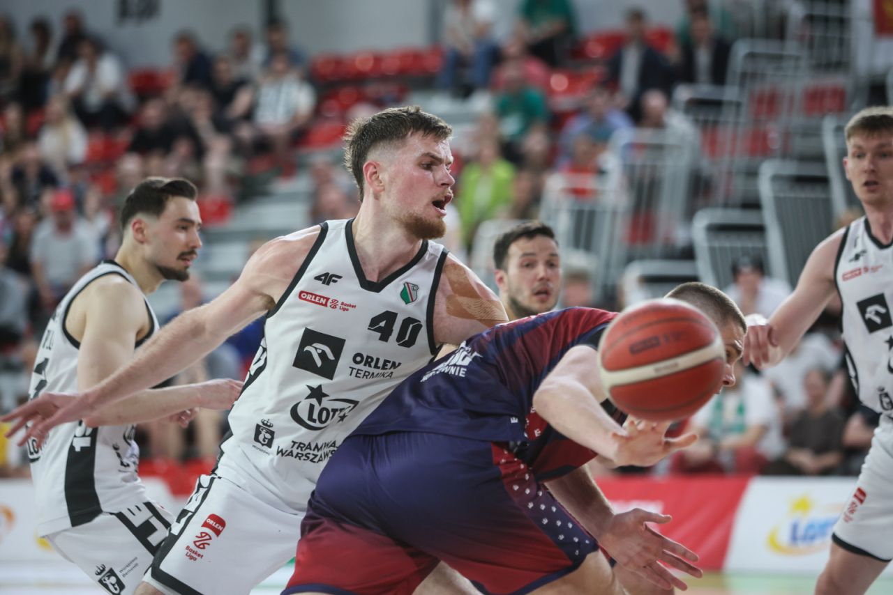 Koszykarze Kinga z porażką na zakończenie sezonu zasadniczego Orlen Basket Ligi. Szczecinianie przegrali w stolicy z Legią Warszawa po dogrywce 84:88 w ostatniej kolejce spotkań.