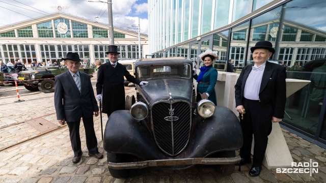 Fot. Robert Stachnik [Radio Szczecin] Parada zabytkowych samochodów w ramach Nocy Muzeów [ZDJĘCIA]