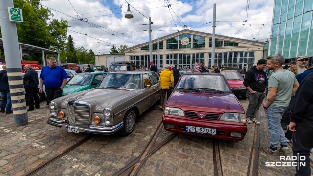 Fot. Robert Stachnik [Radio Szczecin] Parada zabytkowych samochodów w ramach Nocy Muzeów [ZDJĘCIA]
