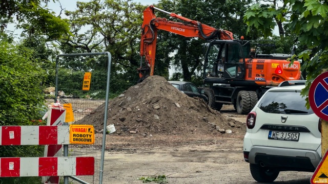 Fot. Wojciech Ochrymiuk [Radio Szczecin] Dziki parking przy ul. Potulickiej stanie się oficjalnym. Mieszkańcy zadowoleni [WIDEO, ZDJĘCIA]