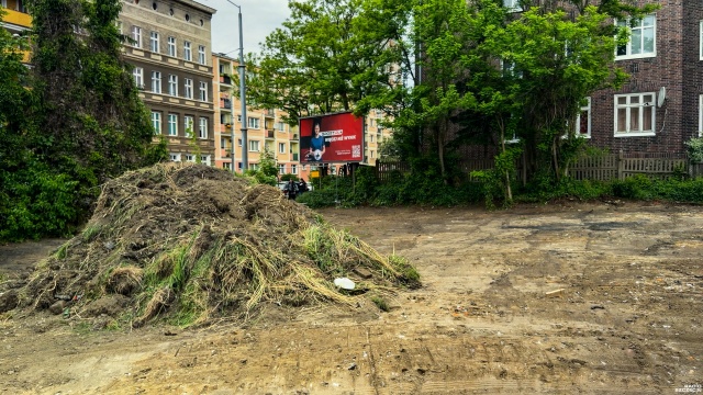 Fot. Wojciech Ochrymiuk [Radio Szczecin] Dziki parking przy ul. Potulickiej stanie się oficjalnym. Mieszkańcy zadowoleni [WIDEO, ZDJĘCIA]