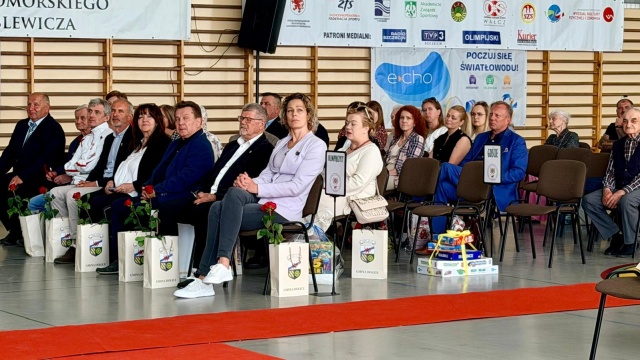 Fot. Weronika Łyczywek [Radio Szczecin] Płonący znicz i zawody na 80-lecie szkoły imienia Olimpijczyków Polskich [ZDJĘCIA]
