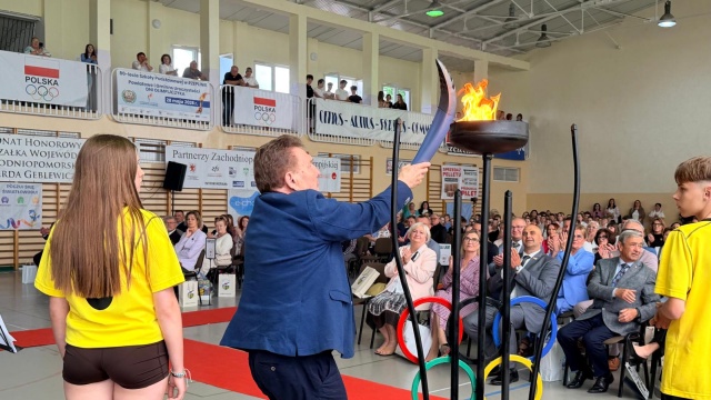 Fot. Weronika Łyczywek [Radio Szczecin] Płonący znicz i zawody na 80-lecie szkoły imienia Olimpijczyków Polskich [ZDJĘCIA]
