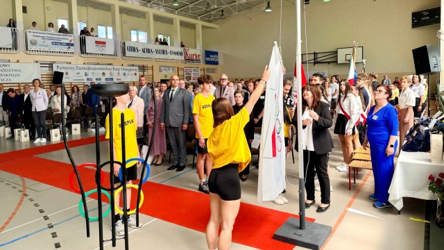 Fot. Weronika Łyczywek [Radio Szczecin] Płonący znicz i zawody na 80-lecie szkoły imienia Olimpijczyków Polskich [ZDJĘCIA]