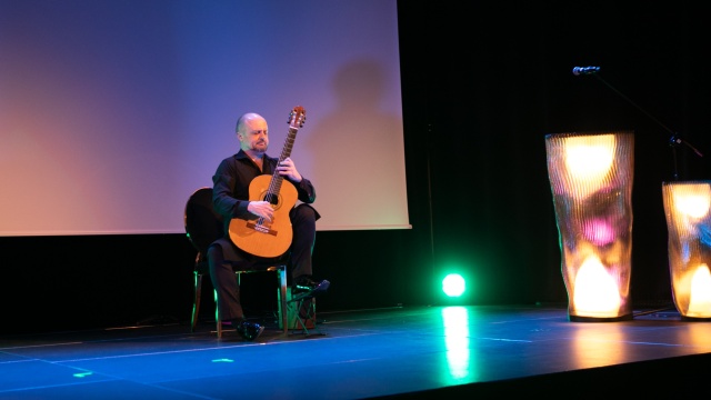 Krzysztof Meisinger – gitarzysta uświetnił uroczystość wręczenia Nagrody Artystycznej Miasta Szczecin za 2025 rok. Fot. Weronika Łyczywek [Radio Szczecin] Przyznano Nagrody Artystyczne Szczecina za rok 2025 [ZDJĘCIA]