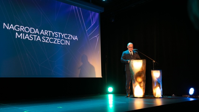 Piotr Krzystek – prezydent Miasta Szczecin otwiera uroczystość wręczenia Nagrody Artystycznej Miasta Szczecin za 2025 rok. Fot. Weronika Łyczywek [Radio Szczecin] Przyznano Nagrody Artystyczne Szczecina za rok 2025 [ZDJĘCIA]