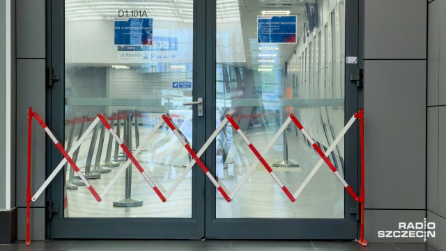 Fot. Robert Stachnik [Radio Szczecin] Pęknięcia na dworcu PKP, pasażerowie narzekają na problemy z kupnem biletów [ZDJĘCIA]
