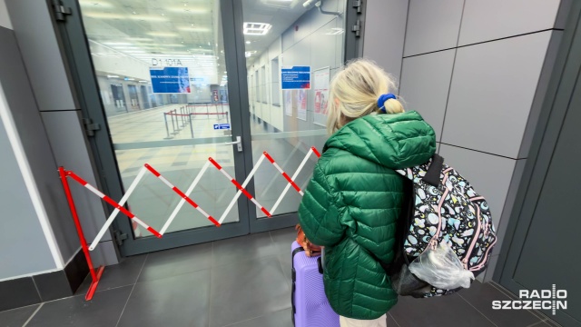 Fot. Robert Stachnik [Radio Szczecin] Pęknięcia na dworcu PKP, pasażerowie narzekają na problemy z kupnem biletów [ZDJĘCIA]
