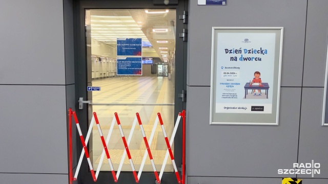 Fot. Robert Stachnik [Radio Szczecin] Pęknięcia na dworcu PKP, pasażerowie narzekają na problemy z kupnem biletów [ZDJĘCIA]