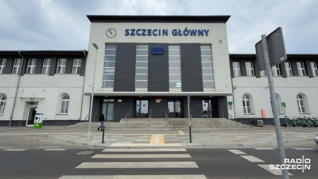 Fot. Robert Stachnik [Radio Szczecin] Pęknięcia na dworcu PKP, pasażerowie narzekają na problemy z kupnem biletów [ZDJĘCIA]