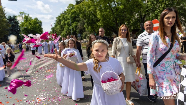 Fot. Robert Stachnik [Radio Szczecin] Wyjątkowa oprawa procesji Bożego Ciała w Pyrzycach [WIDEO, ZDJĘCIA]