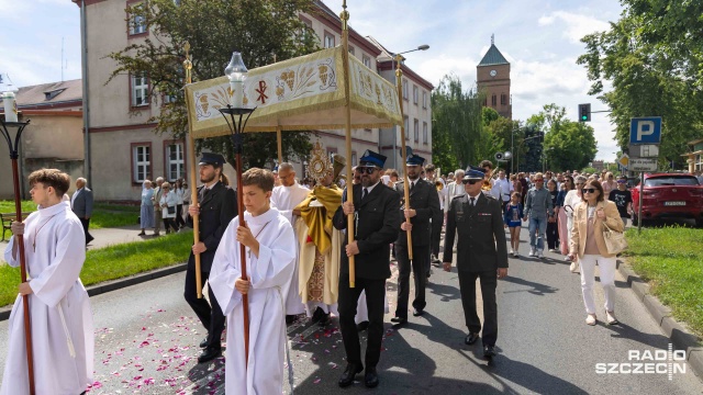 Fot. Robert Stachnik [Radio Szczecin] Wyjątkowa oprawa procesji Bożego Ciała w Pyrzycach [WIDEO, ZDJĘCIA]