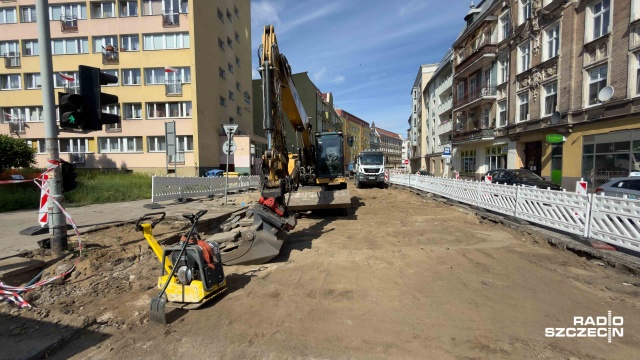 Fot. Robert Stachnik [Radio Szczecin] Przy zrywaniu asfaltu na Emilii Plater odkryto stare tory tramwajowe