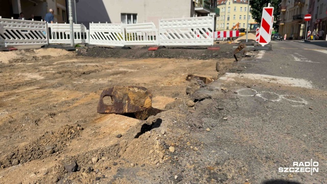 Fot. Robert Stachnik [Radio Szczecin] Przy zrywaniu asfaltu na Emilii Plater odkryto stare tory tramwajowe