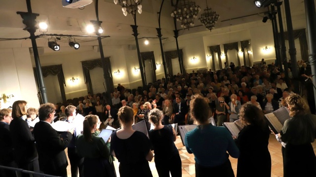 Szwedzki Chór Uniwersytetu Akademickiego w Lund pod dyrekcją Cecilii Martin-Löf koncertuje w Międzynarodowym Domu Kultury w Międzyzdrojach. Fot. Tomasz Rychłowski Szwedzki Chór Akademicki zainaugurował 61. Międzynarodowy Festiwal im. prof. Jana Szyrockiego w Międzyzdrojach [ZDJĘCIA]