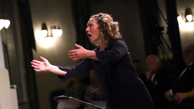 Cecilia Martin-Löf – dyrygentka szwedzkiego Chóru Uniwersytetu Akademickiego w Lund. Fot. Tomasz Rychłowski Szwedzki Chór Akademicki zainaugurował 61. Międzynarodowy Festiwal im. prof. Jana Szyrockiego w Międzyzdrojach [ZDJĘCIA]