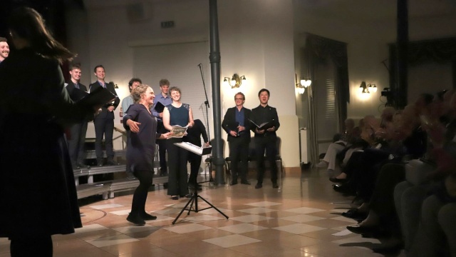 Dyrygentka Cecil Martin-Löf szwedzkiego Chóru Akademickiego Uniwersytetu w Lund przyjmuje owacyjne brawa publiczności. Fot. Tomasz Rychłowski Szwedzki Chór Akademicki zainaugurował 61. Międzynarodowy Festiwal im. prof. Jana Szyrockiego w Międzyzdrojach [ZDJĘCIA]