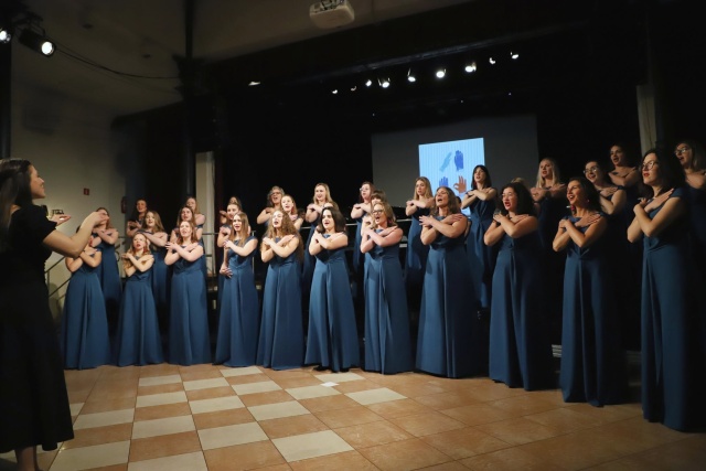 Chór Żeński Politechniki Morskiej w Szczecinie pod dyrekcją Dominiki Mastelarczyk. Fot. Tomasz Rychłowski Szczecińskie chóry górą na 61. Międzynarodowym Festiwalu im. prof. Jana Szyrockiego w Międzyzdrojach [ZDJĘCIA]