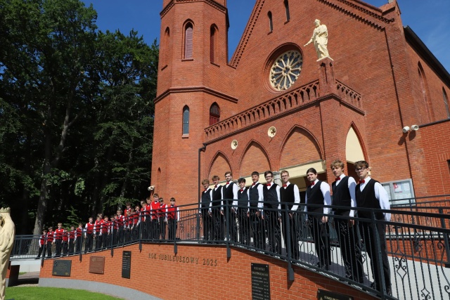 Chór Cłopięcy Bonifantes z Pardubic pod dyrekcją Jana Míška przed kościołem pw. św. Piotra Apostoła w Międzyzdrojach po przesłuchaniach konkursowych Musica Sacra. Fot. Materiały prasowe zespołu Chóry z Czech i Polski na 61. Międzynarodowym Festiwalu im. prof. Jana Szyrockiego w Międzyzdrojach [ZDJĘCIA]
