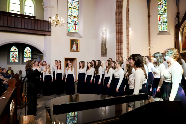 Chór Educatus Uniwersytetu Komisji Narodowej w Krakowie pod dyrekcją Joanny Kosiby w kościele pw. św. Piotra Apostoła w Międzyzdrojach. Fot. Tomasz Rychłowski Chóry z Czech i Polski na 61. Międzynarodowym Festiwalu im. prof. Jana Szyrockiego w Międzyzdrojach [ZDJĘCIA]