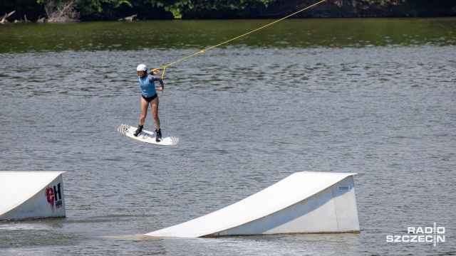 Fot. Robert Stachnik [Radio Szczecin] Oblężona plaża nad jeziorem Głębokie [ZDJĘCIA]