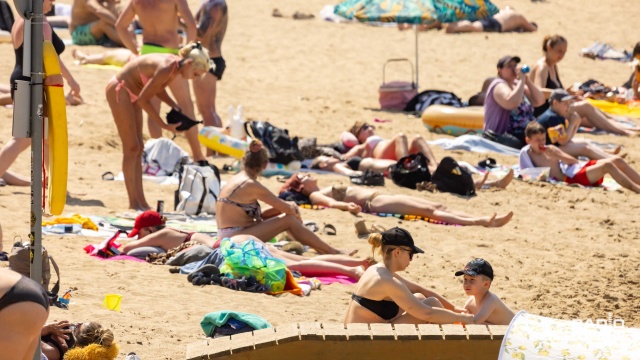 Fot. Robert Stachnik [Radio Szczecin] Oblężona plaża nad jeziorem Głębokie [ZDJĘCIA]