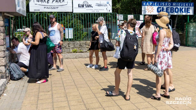 Fot. Robert Stachnik [Radio Szczecin] Oblężona plaża nad jeziorem Głębokie [ZDJĘCIA]