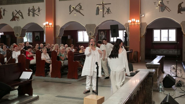 Jola Szczepaniak – wokalistka, dyrygentka. Fot. Weronika Łyczywek [Radio Szczecin] Jola Szczepaniak owacyjnie przyjęta na Festiwalu Grünebergowskim [ZDJĘCIA]