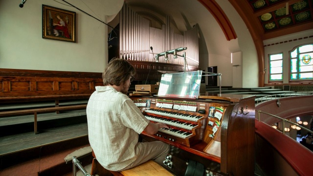 Maciej Wiśniewski gra na organach Barnima Grüneberga opus 754 z 1930 roku w Sanktuarium Najświętszego Serca Pana Jezusa w Szczecinie. Fot. Weronika Łyczywek [Radio Szczecin] Jola Szczepaniak owacyjnie przyjęta na Festiwalu Grünebergowskim [ZDJĘCIA]