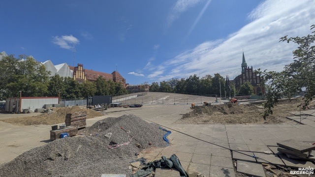 Fot. Maciej Papke [Radio Szczecin] Plac Solidarności w przebudowie. Na drzewa trzeba zaczekać do jesieni [WIDEO, ZDJĘCIA]