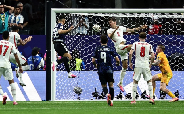 W doliczonym czasie gry wynik ustalił Lautaro Martinez. Fot. PAP/EPA/RONALD WITTEK Argentyna drugim finalistą mundialu [ZDJĘCIA]