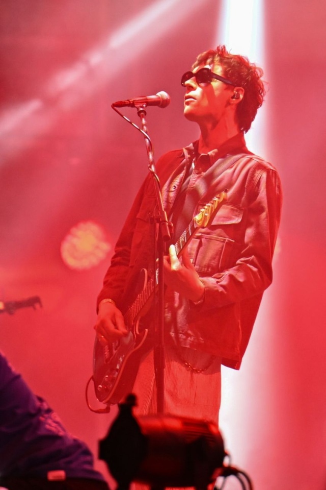 Muzyk Mateusz Parzymięso podczas koncertu zespołu Myslovitz w ramach 32. Pol'and'Rock Festival na lotnisku Czaplinek-Broczyno w nocy z 30 na 31 bm. PAP/Marcin Bielecki Drugi dzień Pol'and'Rock w Czaplinku [ZDJĘCIA]