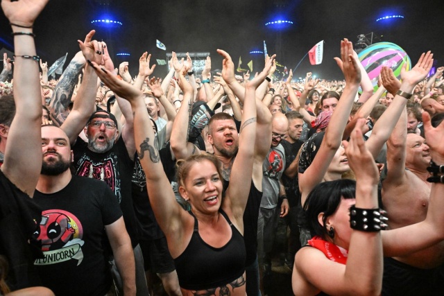 Uczestnicy 32. Pol'and'Rock Festival na lotnisku Czaplinek-Broczyno. Fot. PAP/Marcin Bielecki Drugi dzień Pol'and'Rock w Czaplinku [ZDJĘCIA]