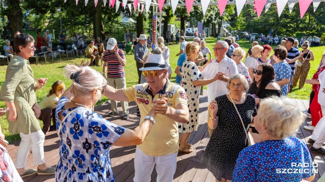 Fot. Robert Stachnik [Radio Szczecin] Tłumy na parkiecie w Różanym Ogrodzie
