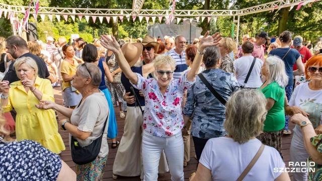 Fot. Robert Stachnik [Radio Szczecin] Tłumy na parkiecie w Różanym Ogrodzie