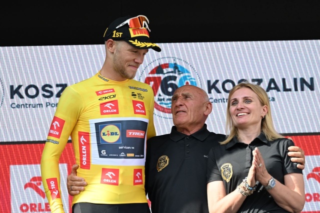 Zwycięzca 1. etapu kolarskiego wyścigu Tour de Pologne, Włoch Jonathan Milan z grupy Lidl-Trek oraz dyrektor generalny Czesław Lang z córką Agatą Lang na podium w Koszalinie. PAP/Marcin Bielecki Kolarze na trasie Tour de Pologne. We wtorek wjadą do Szczecina [ZDJĘCIA]
