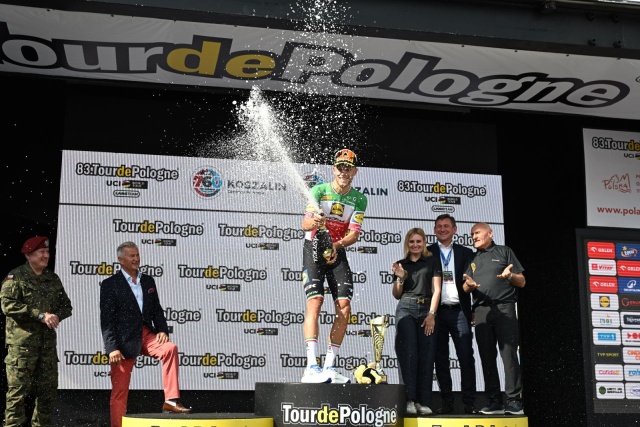 Zwycięzca 1. etapu kolarskiego wyścigu Tour de Pologne, Włoch Jonathan Milan (C) z grupy Lidl-Trek na podium w Koszalinie. Fot. PAP/Marcin Bielecki Kolarze na trasie Tour de Pologne. We wtorek wjadą do Szczecina [ZDJĘCIA]