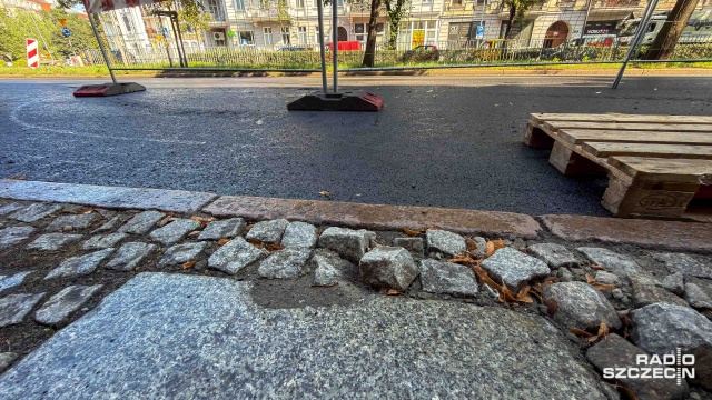 Fot. Robert Stachnik [Radio Szczecin] Chodnik na Piłsudskiego: "kobiety na szpilkach balety odstawiają" [WIDEO, ZDJĘCIA]