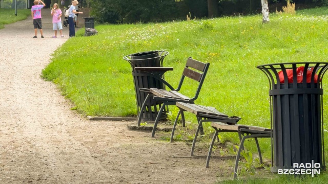 Fot. Robert Stachnik [Radio Szczecin] Ławki przy Rusałce. "Tu jest strasznie" [ZDJĘCIA]